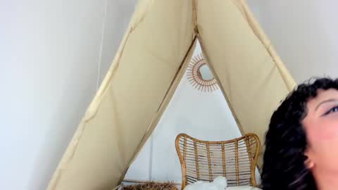 A R I   online show from 10.12.25