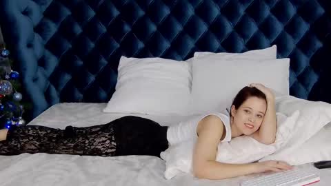 Snapshot of arinaarnold chatting on 12.19.24 ArinaArnold online show from 12.19.24