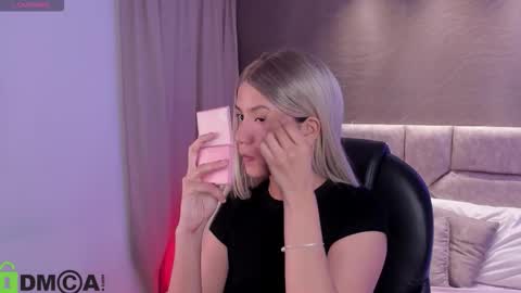 Snapshot of arinextdoor chatting on 02.01.26 Ari online show from 02.01.26