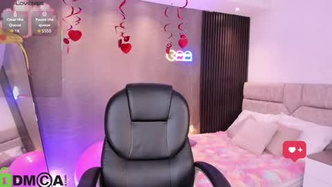 Snapshot of arinextdoor chatting on 02.14.26 Ari online show from 02.14.26