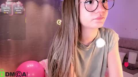 Snapshot of arinextdoor chatting on 02.27.26 Ari online show from 02.27.26