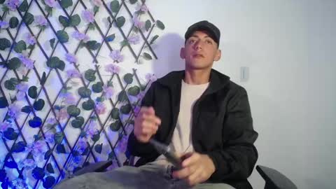 Snapshot of aron_gomez chatting on 02.04.25 aron online show from 02.04.25