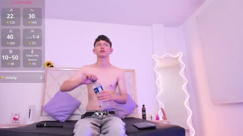 Snapshot of aron_tay chatting on 01.03.25  your aron  online show from 01.03.25