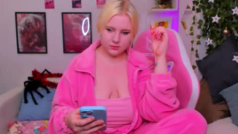 art_lovee_ online show from 12.20.25