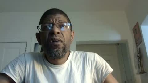 Snapshot of arteblazze chatting on 02.15.25 Arteblazze not daddy boy bitch or nigga online show from 02.15.25