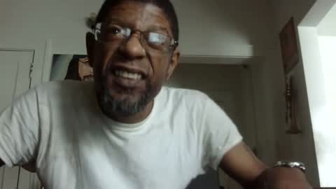 Snapshot of arteblazze chatting on 02.24.25 Arteblazze not daddy boy bitch or nigga online show from 02.24.25