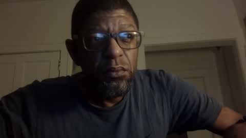 Snapshot of arteblazze chatting on 09.25.25 Arteblazze not daddy boy bitch or nigga online show from 09.25.25