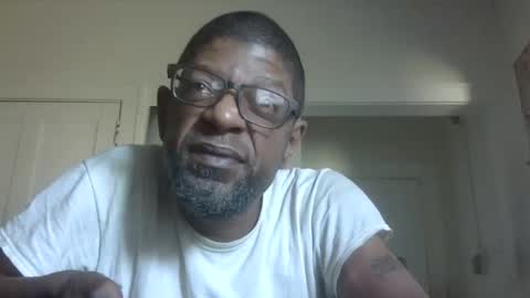 Snapshot of arteblazze chatting on 10.10.25 Arteblazze not daddy boy bitch or nigga online show from 10.10.25