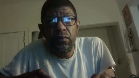 Snapshot of arteblazze chatting on 10.19.25 Arteblazze not daddy boy bitch or nigga online show from 10.19.25