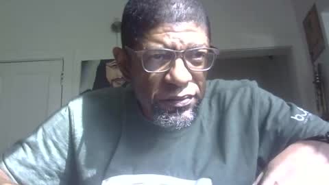 Snapshot of arteblazze chatting on 10.20.25 Arteblazze not daddy boy bitch or nigga online show from 10.20.25