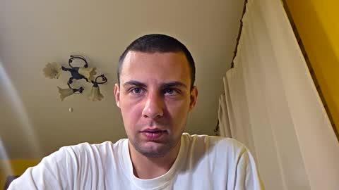 Snapshot of arthur99229 chatting on 10.19.25 A online show from 10.19.25