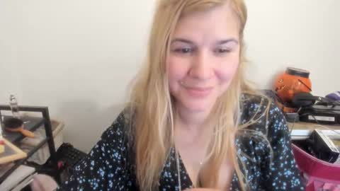 Snapshot of artsyandcraftsy_ chatting on 04.21.26 MIA online show from 04.21.26