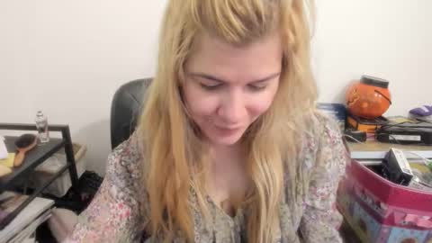 Snapshot of artsyandcraftsy_ chatting on 04.25.26 MIA online show from 04.25.26
