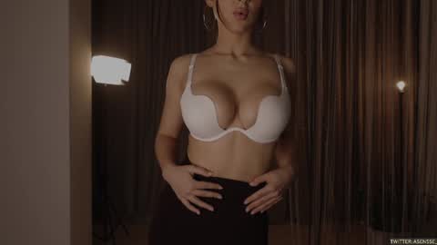 Snapshot of asensse chatting on 01.22.25 Call me Ann online show from 01.22.25