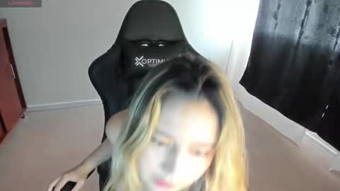 ash_smith1 online show from 10.15.25