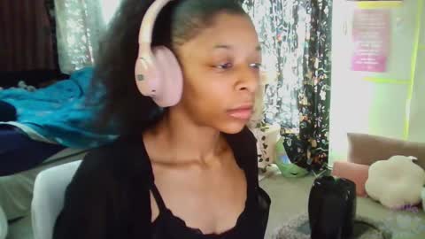 Snapshot of ashledaniella chatting on 01.25.25 Ashle online show from 01.25.25