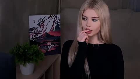 Snapshot of ashleykushh chatting on 09.24.25 Ashley online show from 09.24.25