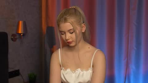 Snapshot of ashleykushh chatting on 11.30.25 Ashley online show from 11.30.25