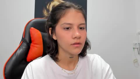 Snapshot of ashleytravis_ chatting on 12.05.24 online show from 12.05.24