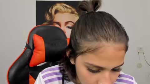 Snapshot of ashleytravis_ chatting on 12.10.24 online show from 12.10.24