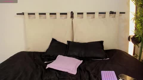 ashly_jones_ online show from 12.16.25