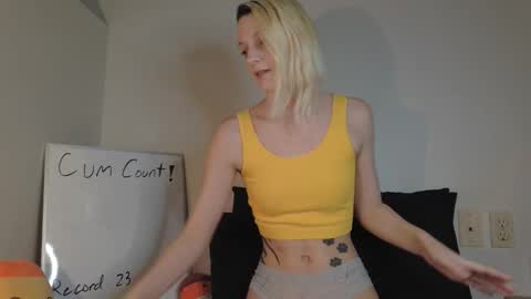 Snapshot of ashquartz chatting on 03.11.26 Ash online show from 03.11.26