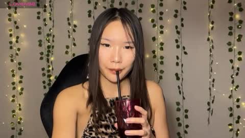 Snapshot of asian_vi chatting on 10.12.25 My name Vi online show from 10.12.25
