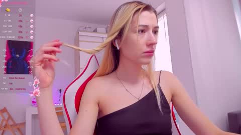 Snapshot of askcaroline chatting on 09.28.25 Caroline online show from 09.28.25