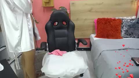 Snapshot of aslyhernandez chatting on 05.18.26 ASLY online show from 05.18.26