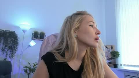 Snapshot of astramonroe chatting on 04.30.26 astramonroe online show from 04.30.26