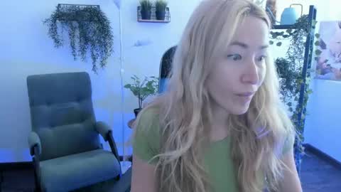 Snapshot of astramonroe chatting on 05.05.26 astramonroe online show from 05.05.26