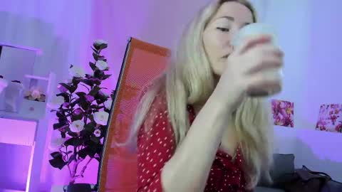 Snapshot of astramonroe chatting on 05.19.26 astramonroe online show from 05.19.26