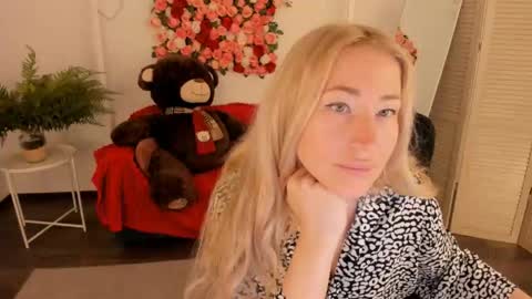 Snapshot of astramonroe chatting on 05.24.26 astramonroe online show from 05.24.26