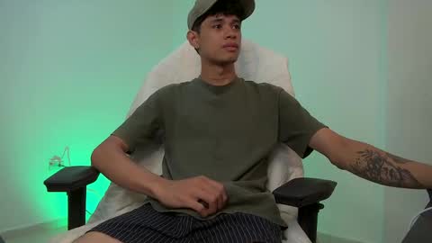 Snapshot of atreus_oficial chatting on 11.20.25 Atreus online show from 11.20.25