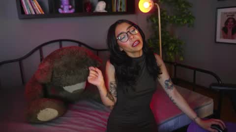  A U R A           online show from 11.10.25