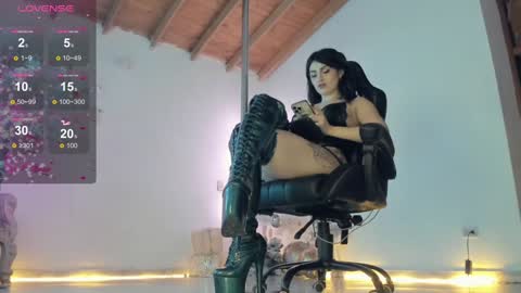 Snapshot of aurabonett chatting on 12.20.24 aura online show from 12.20.24