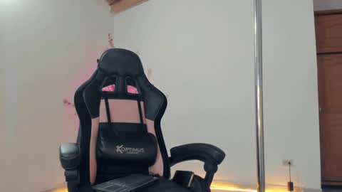 Snapshot of aurabonett chatting on 01.07.25 aura online show from 01.07.25