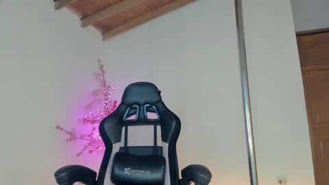 Snapshot of aurabonett chatting on 01.11.25 aura online show from 01.11.25