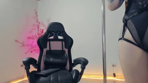 Snapshot of aurabonett chatting on 01.12.25 aura online show from 01.12.25