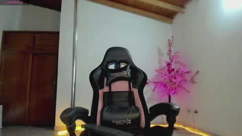 Snapshot of aurabonett chatting on 09.24.25 aura online show from 09.24.25