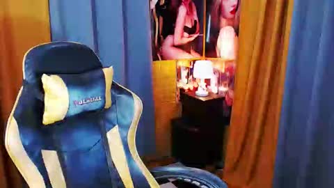 Snapshot of aurakharisma_xx chatting on 04.11.26 Miss awra online show from 04.11.26