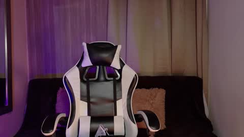 Snapshot of aurora_collins08 chatting on 11.11.25 aurora_collins08 online show from 11.11.25