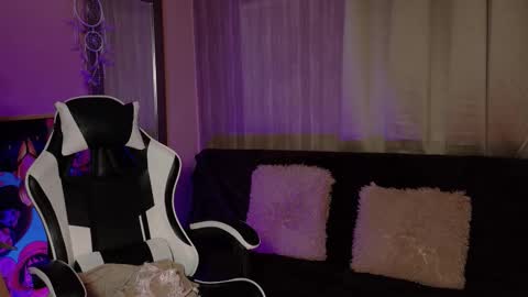 Snapshot of aurora_collins08 chatting on 11.19.25 aurora_collins08 online show from 11.19.25