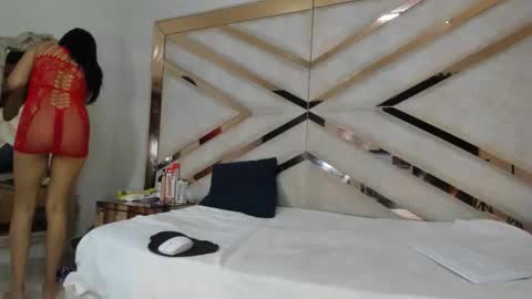 Snapshot of aurorahoney32 chatting on 05.19.26 aurorahoney32 online show from 05.19.26