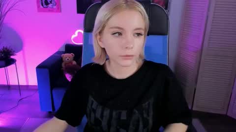 aurorawrenfield online show from 12.18.25