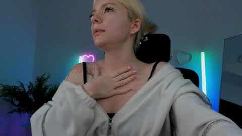 Snapshot of aurorawrenfield chatting on 05.18.26 aurorawrenfield online show from 05.18.26