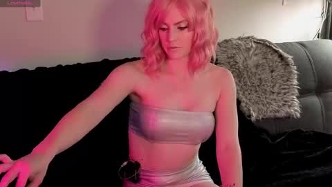 Snapshot of ava_art8 chatting on 10.06.25 Ava Rhodes online show from 10.06.25