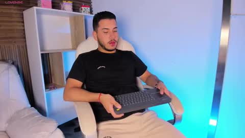 axel_grey_ online show from 10.03.25