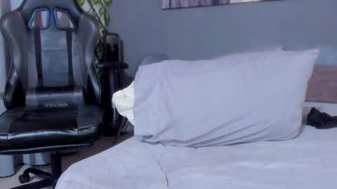 Snapshot of axel_owen chatting on 01.10.25 Axel online show from 01.10.25