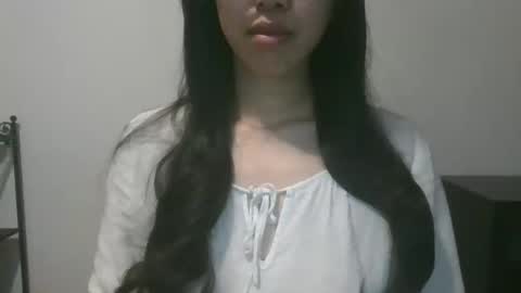 Snapshot of axuepetitt chatting on 12.11.24 axue online show from 12.11.24